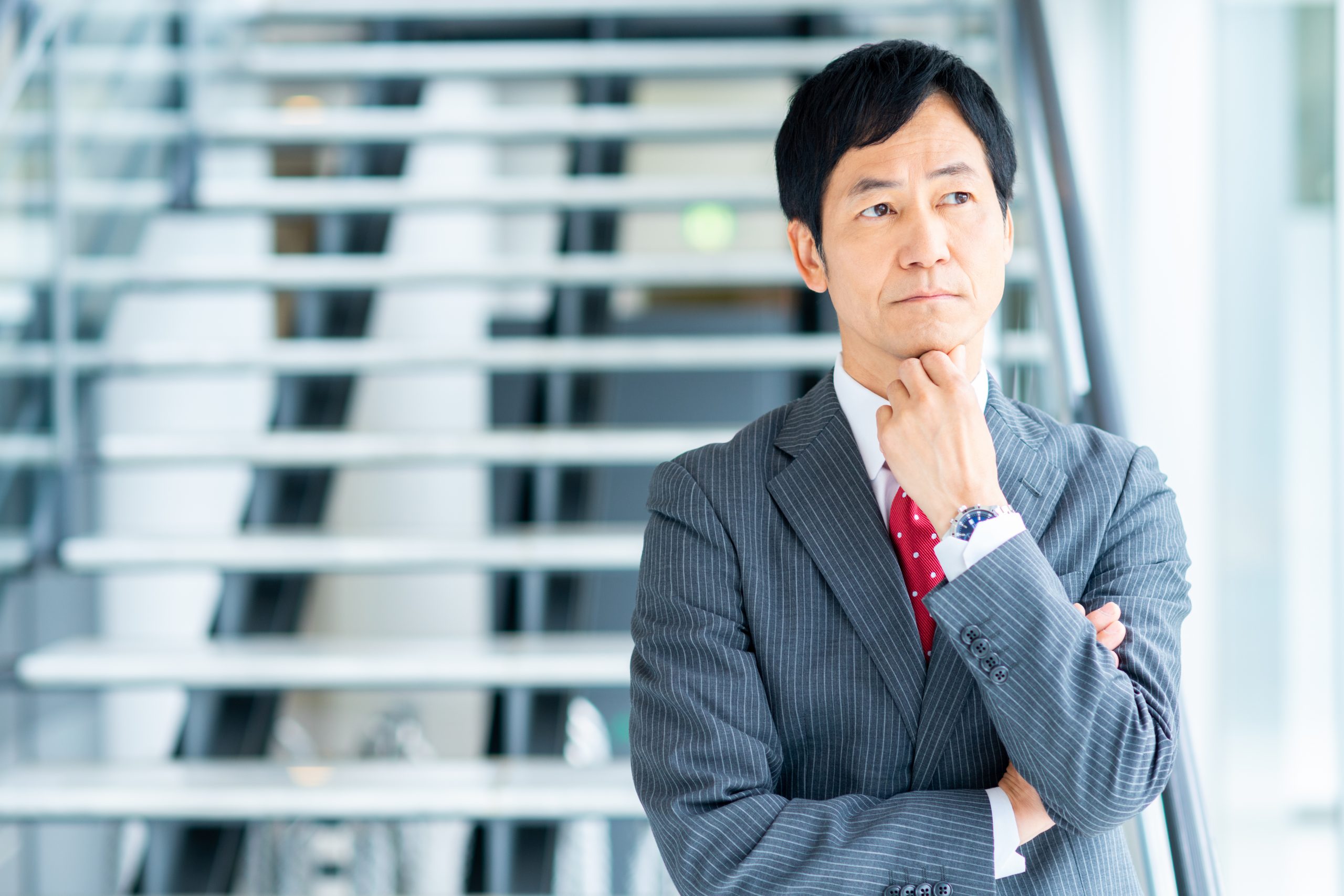 悩む労務担当者