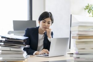 残業時間の平均はどのくらい？1日2時間は多い？残業が多い時の対処法も解説