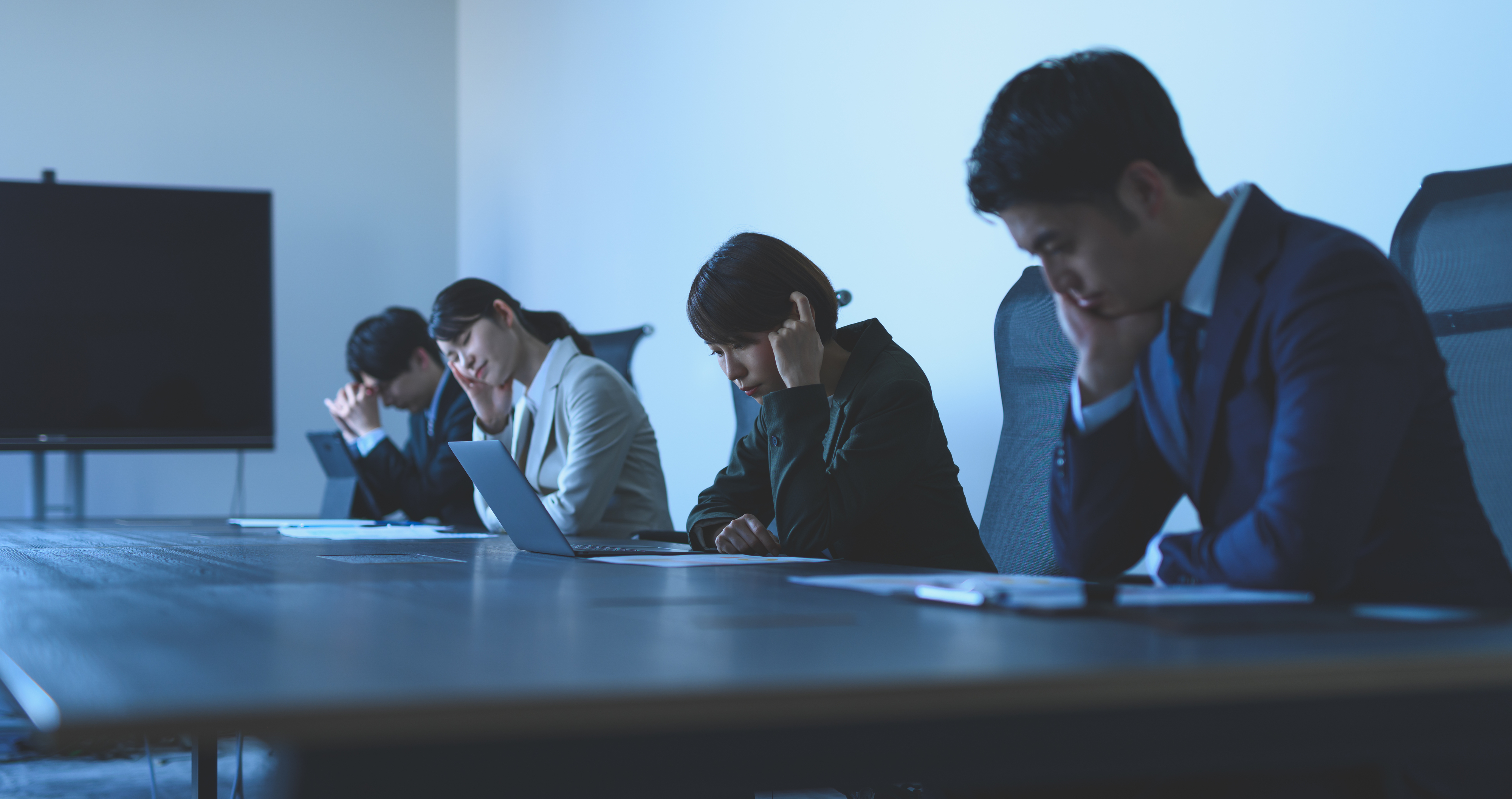 勤怠改ざんが企業にもたらす法的、金銭的、行政的、人材流出のリスク