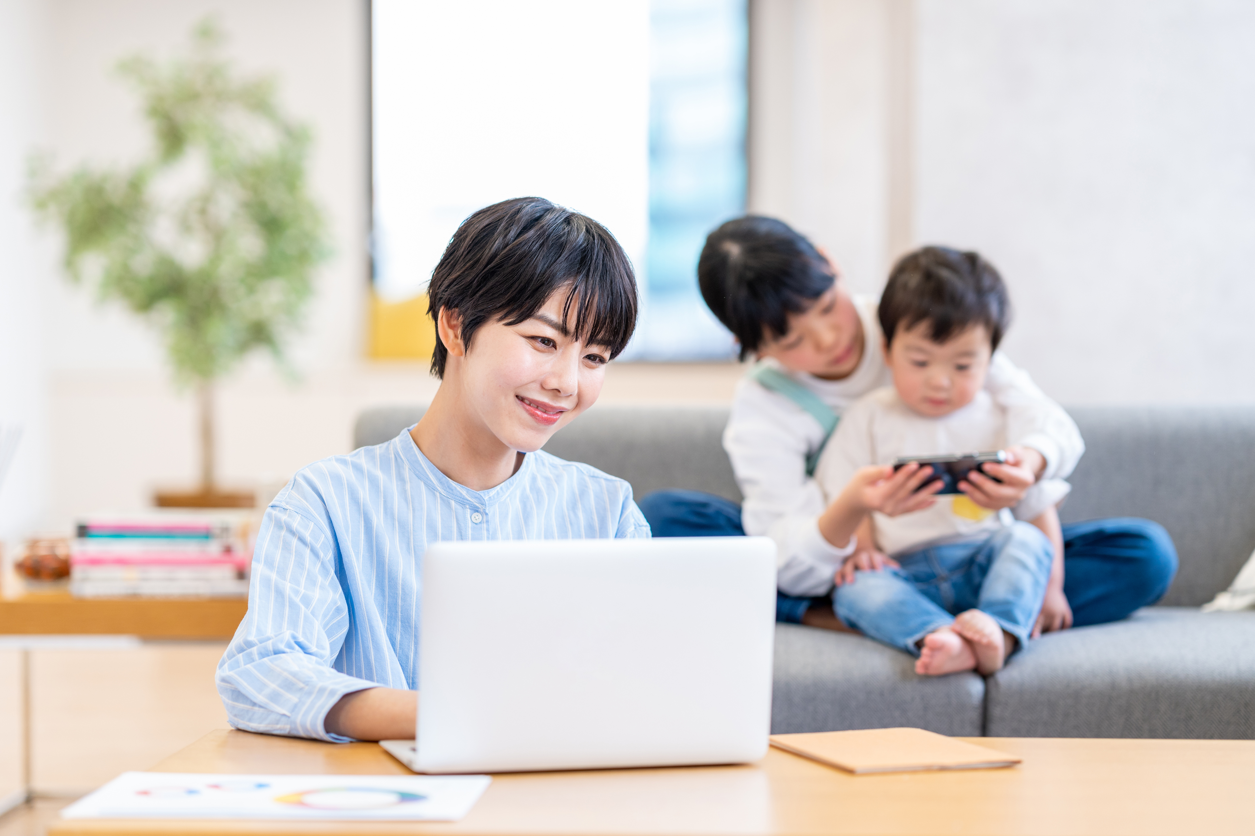 テレワークのメリットを従業員側と企業側の両方から解説したイメージ