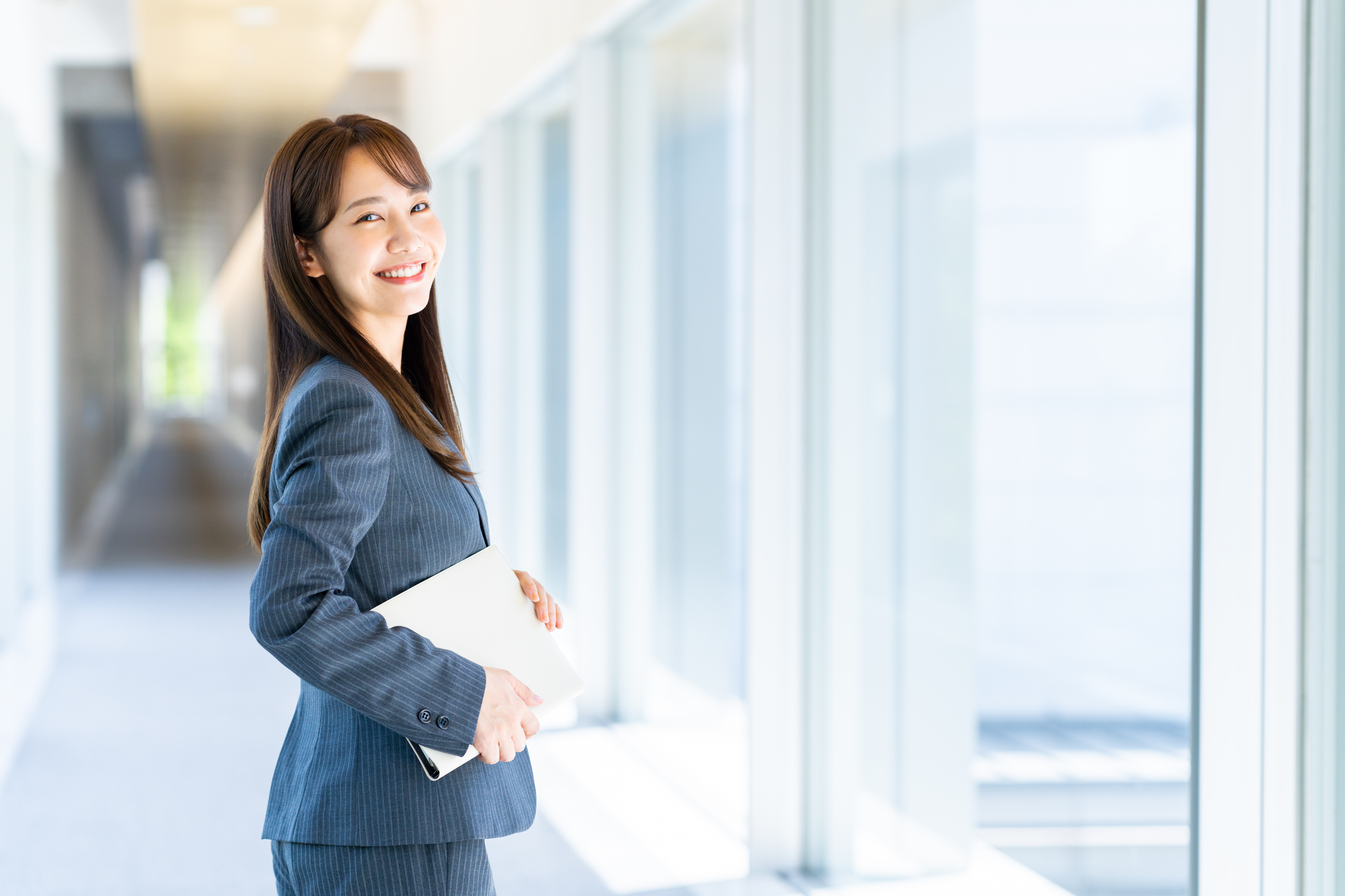 労働時間管理ツールの必須機能と選定ポイントを示す図