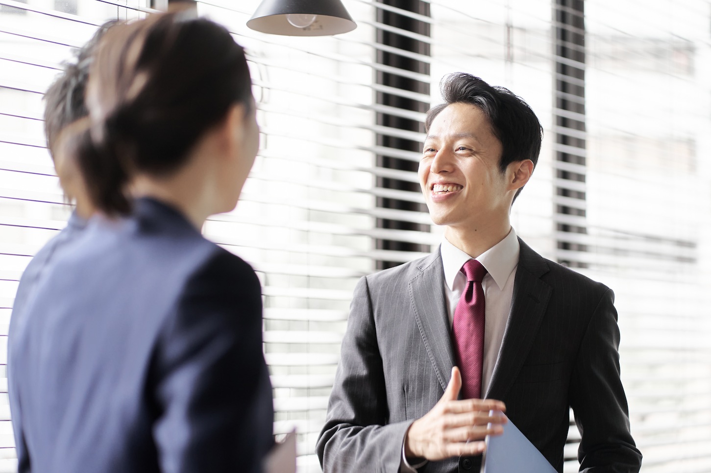 バックオフィス業務はアウトソーシングできる！メリットや会社の選び方・依頼できる業務を解説